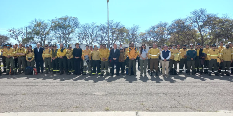 Relevo de brigadistas para seguir luchando contra el incendio en Ledesma