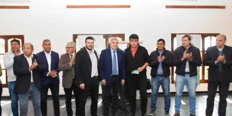 El gobernador entregó subsidios a clubes del Ramal