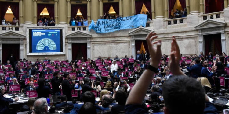 Diputados aprobó la reforma de la ley de barrios populares, que suspende los desalojos por diez años