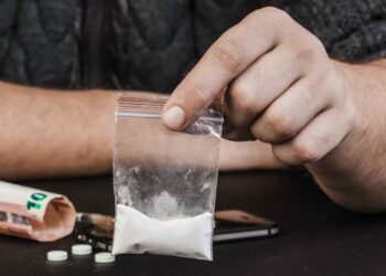 Prisión en suspenso para tres personas por tenencia y comercialización de estupefacientes en una cancha de fútbol de Alto Comedero