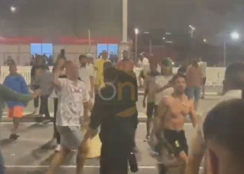 La batalla campal entre hinchas argentinos y mexicanos en Qatar: insultos contra Messi, trompadas y patadas