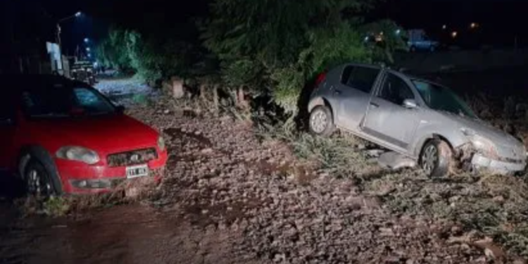 Emergencia asistió a los afectados por las inundaciones en Uquía