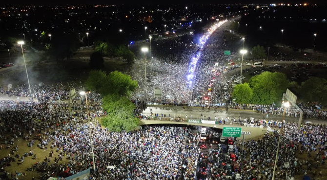 Las fotos de la llegada de la Selección a Ezeiza y de la histórica caravana que acompañó una marea de gente