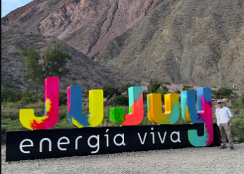 Artista plástico intervino cartel de Jujuy Energía Viva en Purmamarca