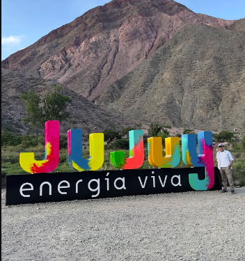 Artista plástico intervino cartel de Jujuy Energía Viva en Purmamarca