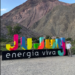 Artista plástico intervino cartel de Jujuy Energía Viva en Purmamarca