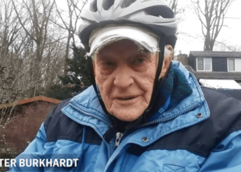 Tiene 90 años y todos los días hace dos horas en bicicleta para visitar a su esposa enferma