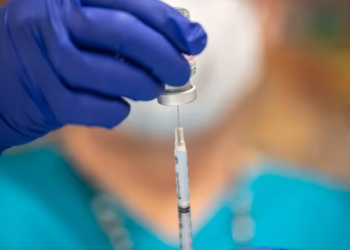 Vacunas bivalentes: un estudio sobre 6 millones de personas confirmó una alta efectividad ante cuadros graves