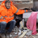 «Dolor inmenso»: la foto de un padre que se quedó sosteniendo sin soltar la mano de su hija muerta en el terremoto de Turquía