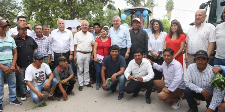 El Gobernador Morales entregó un tractor a cooperativa agrícola de Aguas Calientes