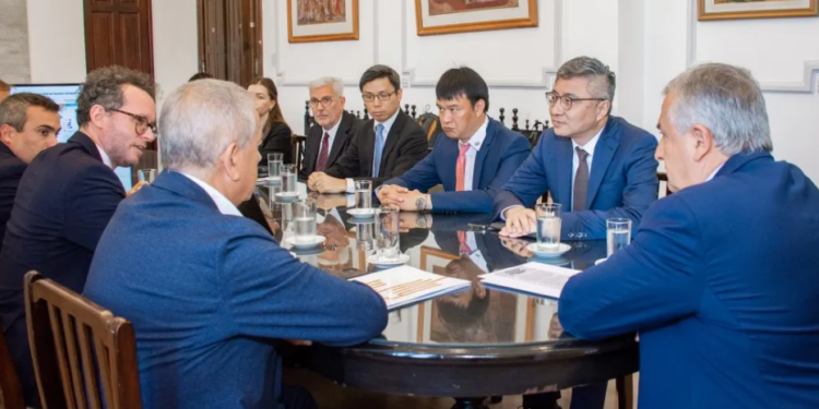 Empresa china, interesada en fabricar en Jujuy insumos para la producción de carbonato de litio