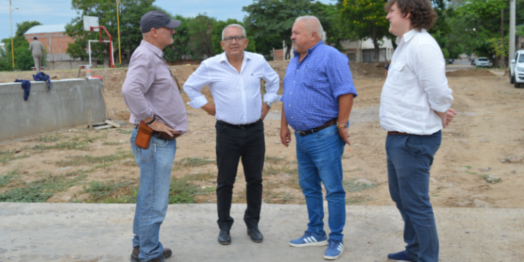 Julio Bravo firmó un convenio que beneficiará a vecinos de Mina Puloy