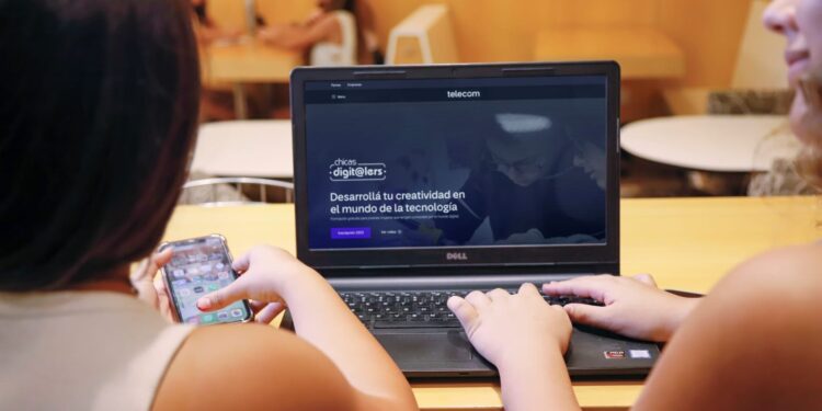 Telecom invita a niñas y adolescentes a iniciarse en el mundo de la tecnología
