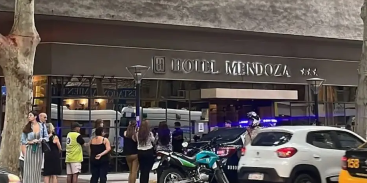 Misterio en Mendoza: cayó de un décimo piso, murió y su cuerpo «despedía humo»