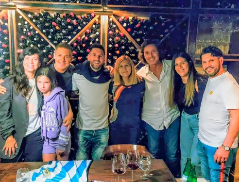 La intimidad de la cena de Lionel Messi en Don Julio: los invitados a la exclusiva mesa y el pedido del rosarino ante la marea de fanáticos