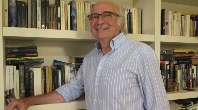 Quién es el obstetra argentino que transformó la salud materno-infantil del mundo y hoy recibió el premio Gairdner que señalan como antecedente al Nobel