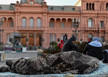 Murió una beba de tres meses en la puerta de la Casa Rosada: vivía en la calle con su familia