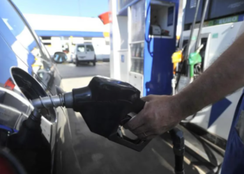 Para contener la inflación, postergan otros 90 días un aumento de los impuestos a los combustibles