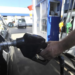 Para contener la inflación, postergan otros 90 días un aumento de los impuestos a los combustibles