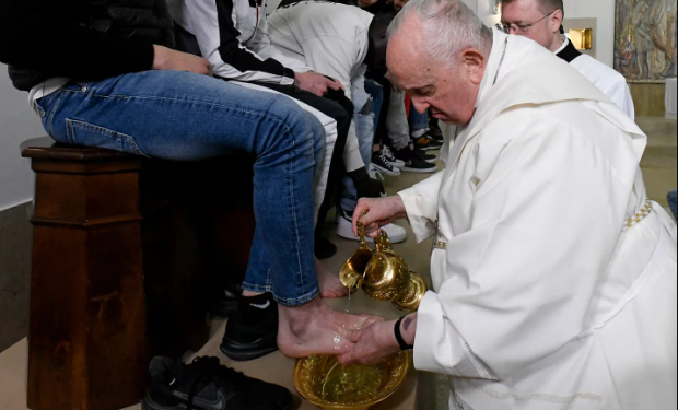 El papa Francisco lavó los pies de 12 jóvenes reclusos de diferentes etnias y nacionalidades