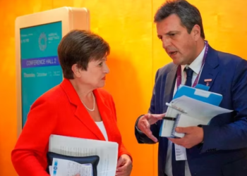 En medio de la escalada del dólar, el FMI confirmó que rediscute el programa con la Argentina