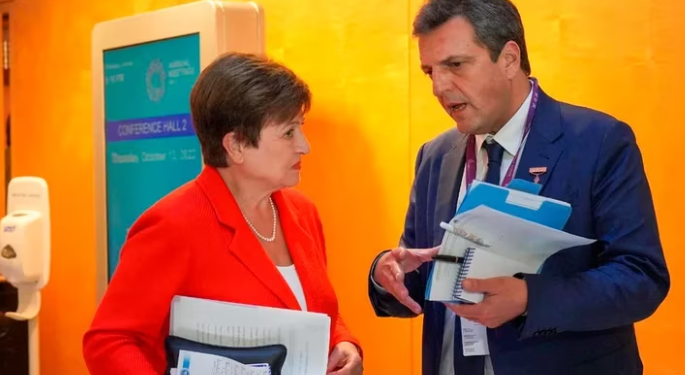 En medio de la escalada del dólar, el FMI confirmó que rediscute el programa con la Argentina