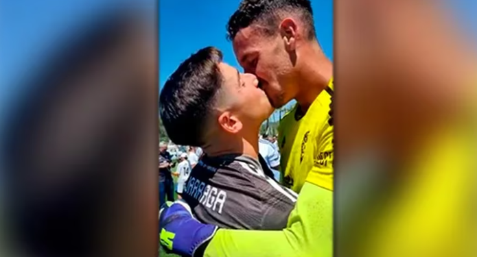 El arquero que ascendió con su equipo en España y publicó una foto que rompió todos los tabúes en el fútbol