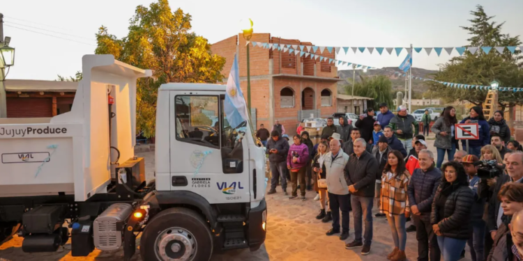 Gerardo Morales entregó un camión que favorecerá la producción en Uquía