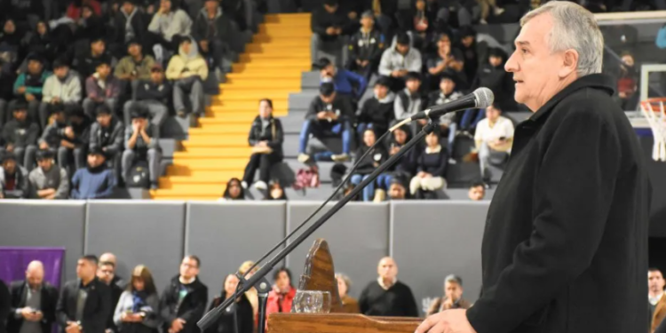 Gerardo Morales entregó becas y reafirmó «el rumbo de la cultura del trabajo y el esfuerzo»