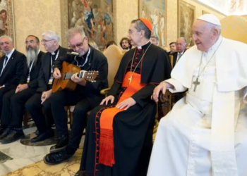 León Gieco cantó “Solo le pido a Dios” en el Vaticano e hizo emocionar al papa Francisco