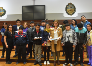 En el Día de la Escarapela alumnos de la Fundación Sentir visitaron la Legislatura