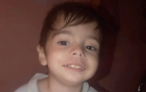 Un nene fue al hospital por un dolor de panza, le dijeron que era un golpe de calor y murió a las pocas horas