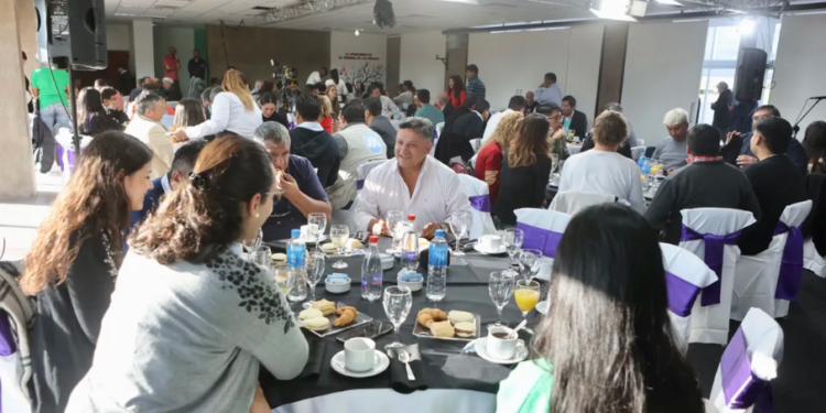 Sadir saludó a los trabajadores de prensa en su día