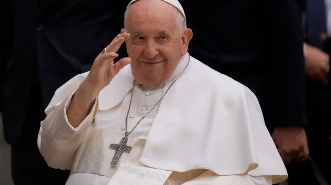 Primer parte médico tras la operación de Francisco: “El Papa está bien, despierto y hablando con sus colaboradores”