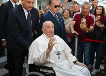 El papa Francisco salió del hospital tras la operación de una hernia y bromeó: “Todavía estoy vivo”
