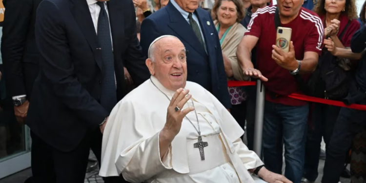 El papa Francisco salió del hospital tras la operación de una hernia y bromeó: “Todavía estoy vivo”