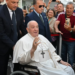 El papa Francisco salió del hospital tras la operación de una hernia y bromeó: “Todavía estoy vivo”