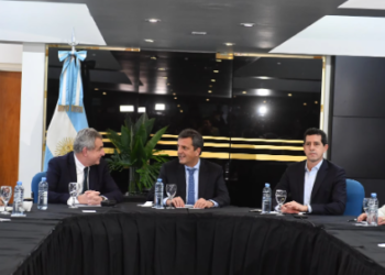 Sergio Massa y Agustín Rossi lograron la primera foto política de la campaña tras la reunión con gobernadores en el CFI