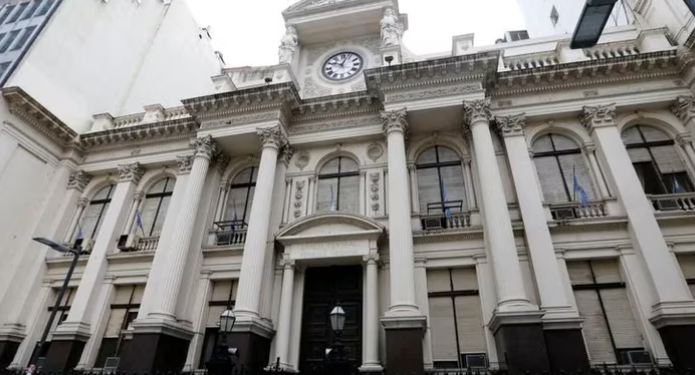 Dólar: el Gobierno interviene para acotar la suba y refuerza el control a las importaciones a la espera del FMI