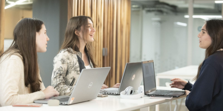 Telecom invita a mujeres adolescentes a iniciarse en el mundo de la