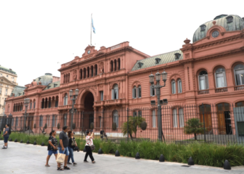 Gobierno prepara anuncios: analiza aumento de AUH, suma fija y suba de salario mínimo