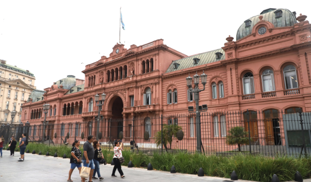 Gobierno prepara anuncios: analiza aumento de AUH, suma fija y suba de salario mínimo