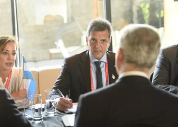 Las petroleras apuran aumentos en las naftas y el gasoil tras la devaluación definida por el Gobierno