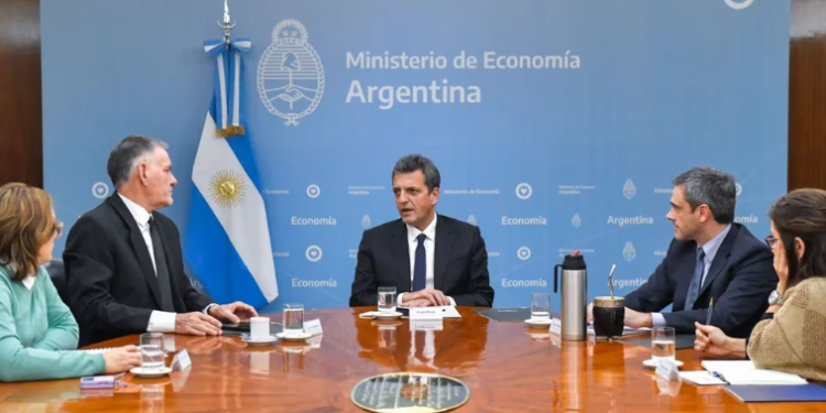 En medio de la fuerte suba del dólar y las remarcaciones, el Gobierno se reúne nuevamente con empresarios