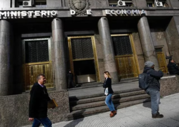 Tras la devaluación, Economía afronta su primer test de deuda y busca emitir bonos atados a la inflación