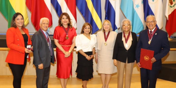 Entregan medalla de honor a senadora Giacoppo por su servicio al combate de la corrupción