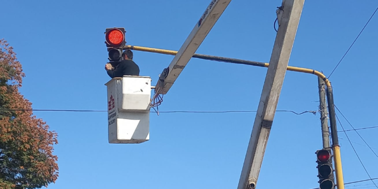 En San Pedro se actualizan semáforos con tecnología LED