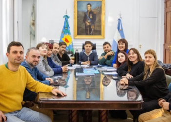 Axel Kicillof busca contener al núcleo duro kirchnerista para impulsar la candidatura de Sergio Massa