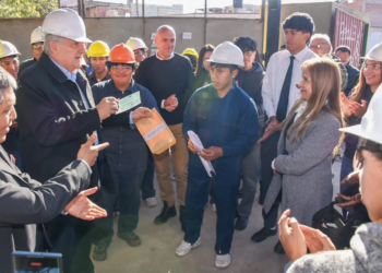 Morales entregó un millón de pesos en subsidio a los estudiantes de la escuela técnica N° 2 Profesor Raúl Salazar