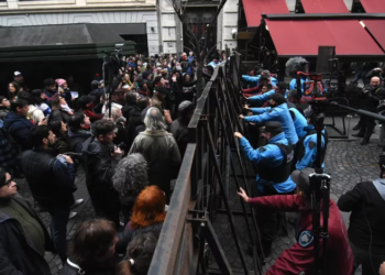 Tensión en la Legislatura: intentaron derribar una valla en la previa del acto de Victoria Villarruel